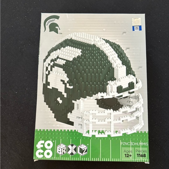 MSU Spartan Helmet Lego Bricks Set - Picture 2 of 3